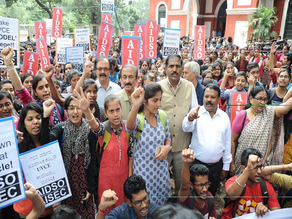 Students of UVCE along with former vice-chancellor of Bengalore university Dr N Prabhudev and their alumni jointly with AISEC, AIDSO, Vision UVCEand UVCE centunury foundation protest against closure the 100 years old UVCE college from their city campus gnyanabharati campus in Bengaluru on Thursday. Photo Srikanta Sharma R.