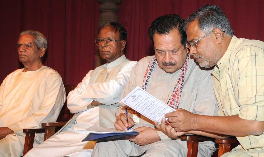 The ittar is named after Indresh Kumar (second to Right), a leader in the RSS. DH file photo.