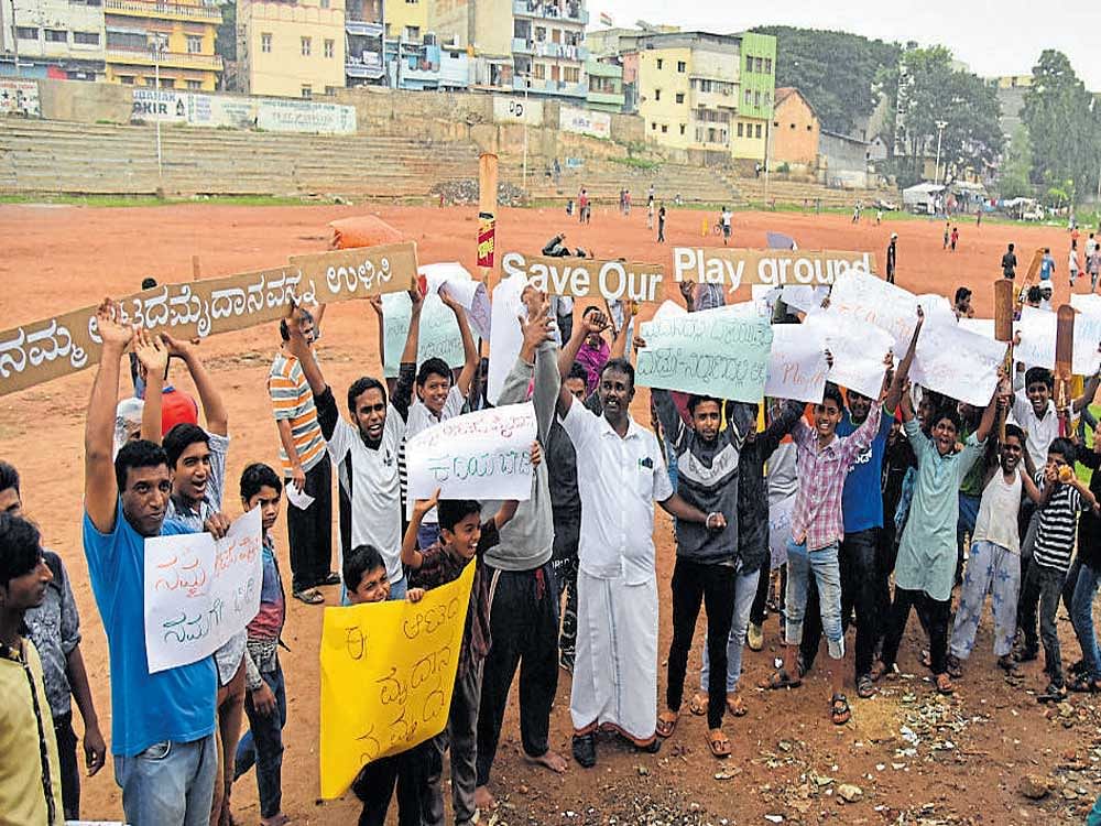 Schoolchildren and members of Citizens for Bengaluru (CfB) protest at Madina Masjid grounds near Bamboo Bazaar, where the BMRCL proposes to build the Cantonment Metro station, on Sunday. DH Photo