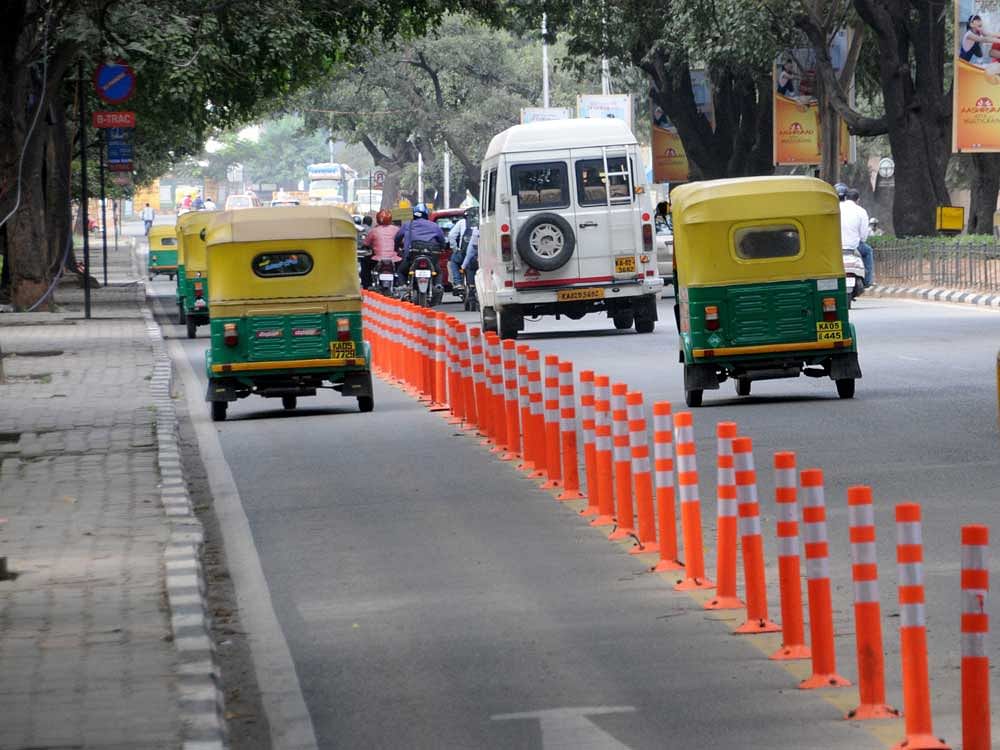 The government has approved changes in the Motor Vehicle (Amendment) Bill, 2016, that proposes hefty penalties for traffic offences and a 10-fold increase in compensation to accident victims, it does not say much on mending traffic behaviour to usher in efficiency on roads. DH file photo. For representation only