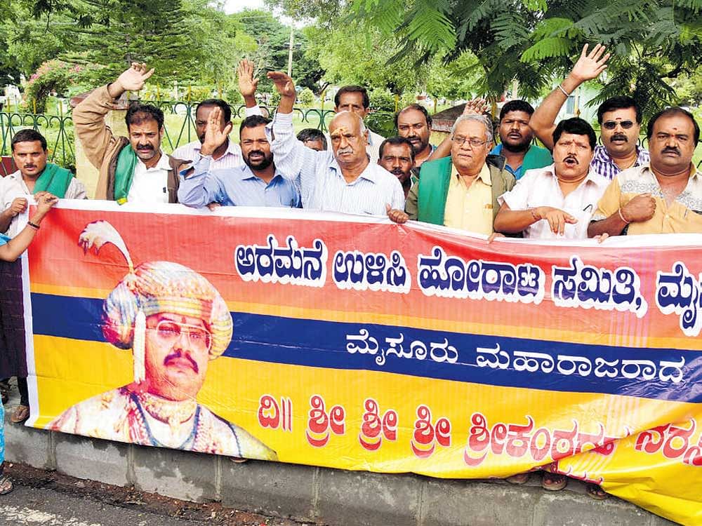 Members of Aramane Ulisi Horata Samithi stage a protest demanding installation of the statue of Srikantadatta Narasimharaja Wadiyar at Gun House Circle, in Mysuru, on Tuesday. DH photo