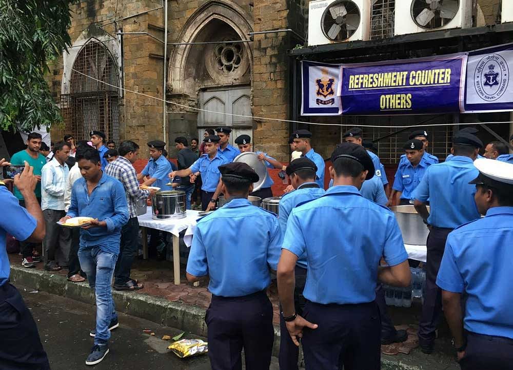 The Indian Navy set up community kitchens on Wednesday morning at places like Churchgate and Chhatrapati Shivaji Maharaj Terminus to provide food to stranded people. DH photo