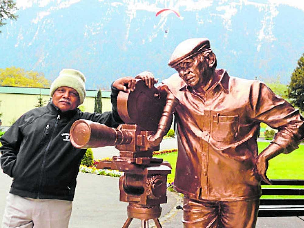 unique The author next to a statue of Yash Chopra.