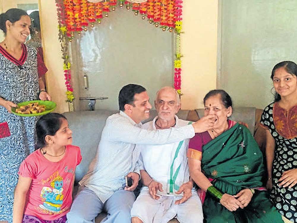 New Union Minister Ananth Kumar Hegde's brother Krishnamurthy Hegde, parents Dattatreya Hegde and Lalita Hegde share the joy at their house in Yallapur of Uttara Kannada district on Sunday. DH PHOTO