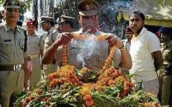 Police personnel pay tribute to fallen soldier Ranjit Kumar Yadav during his  cremation on the outskirts of Allahabad on April 8, 2010.