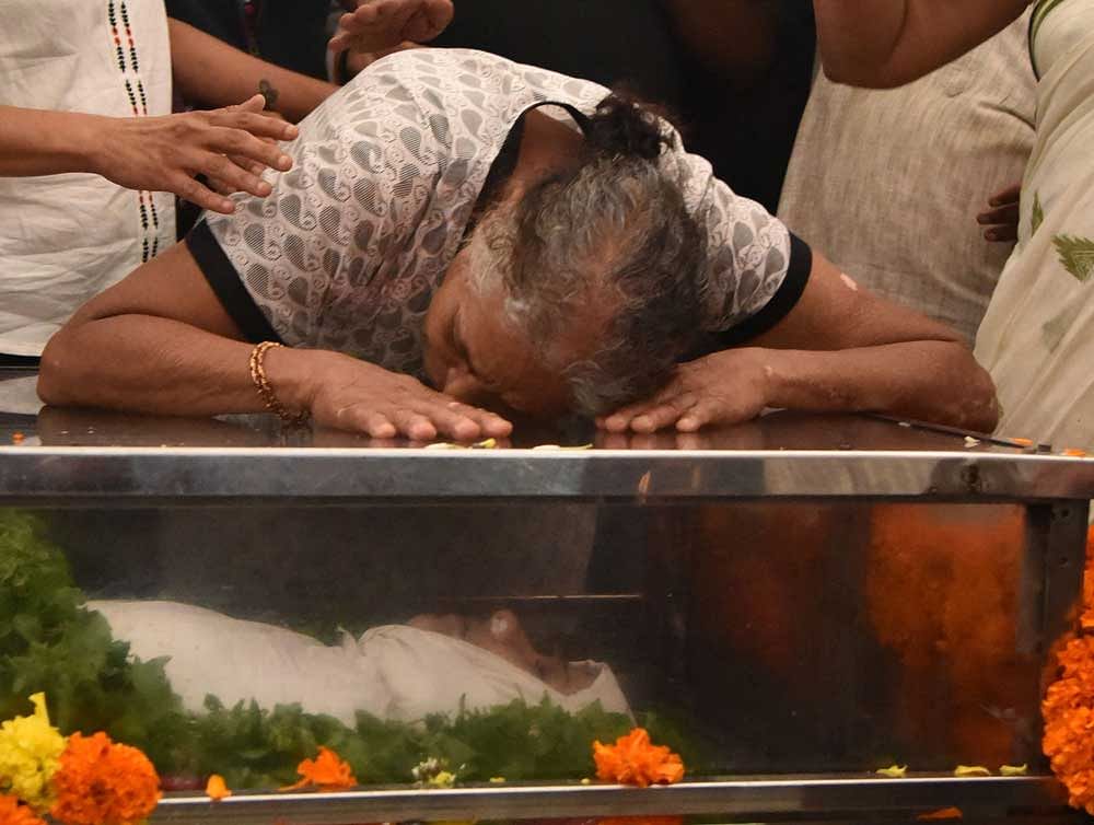 Indira Lankesh morns in front of body of Senior Journalist Gauri Lankesh who shot dead near her house, at Samsa open theater in Bengaluru. DH photo.