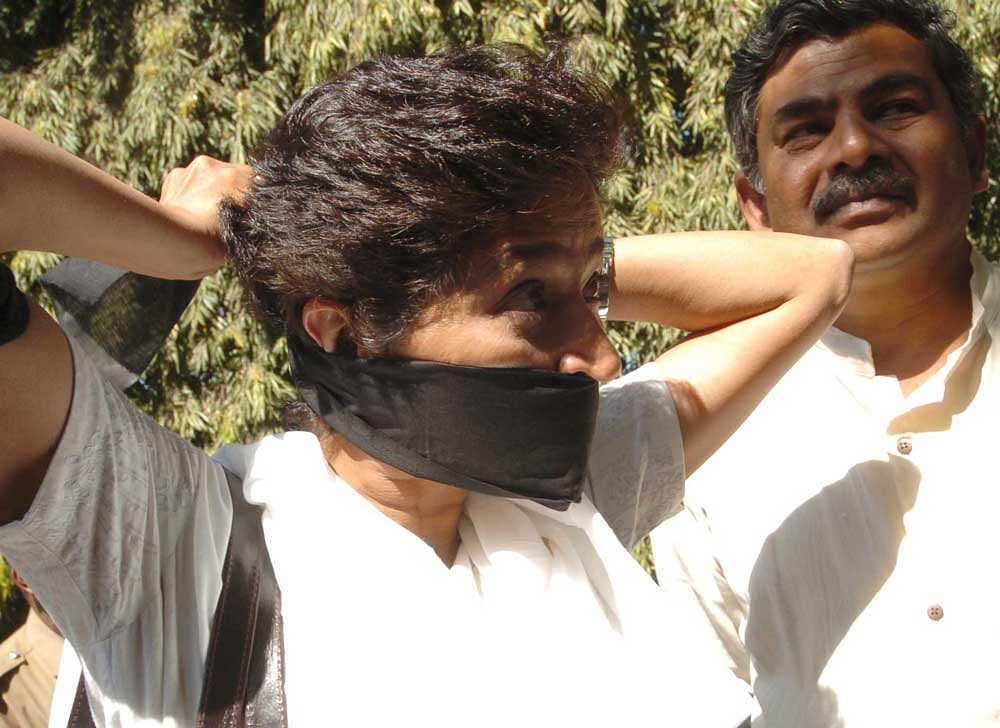 A 2005 picture of Gauri Lankesh refusing to speak to chief minister Dharam Singh. She was protesting at his home-office. DH Photo by Srikanta Sharma R.