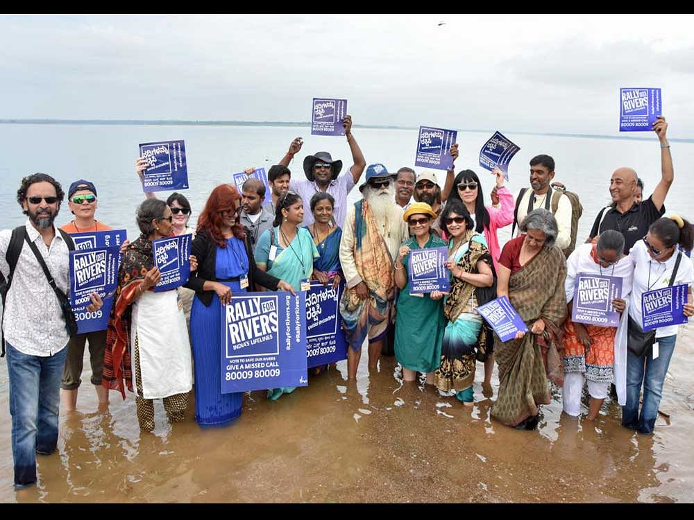 Sadhguru Jaggi Vasudev seen with volunteers of 'Rally for Rivers - India's Lifelines' campaign at Meenakshipura, on the KRS dam backwaters, in Mysuru taluk, on Friday. DH PHOTO