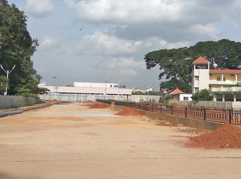 The South Western Railway has built a third entry to the Krantiveera Sangolli Rayanna railway station. DH Photo