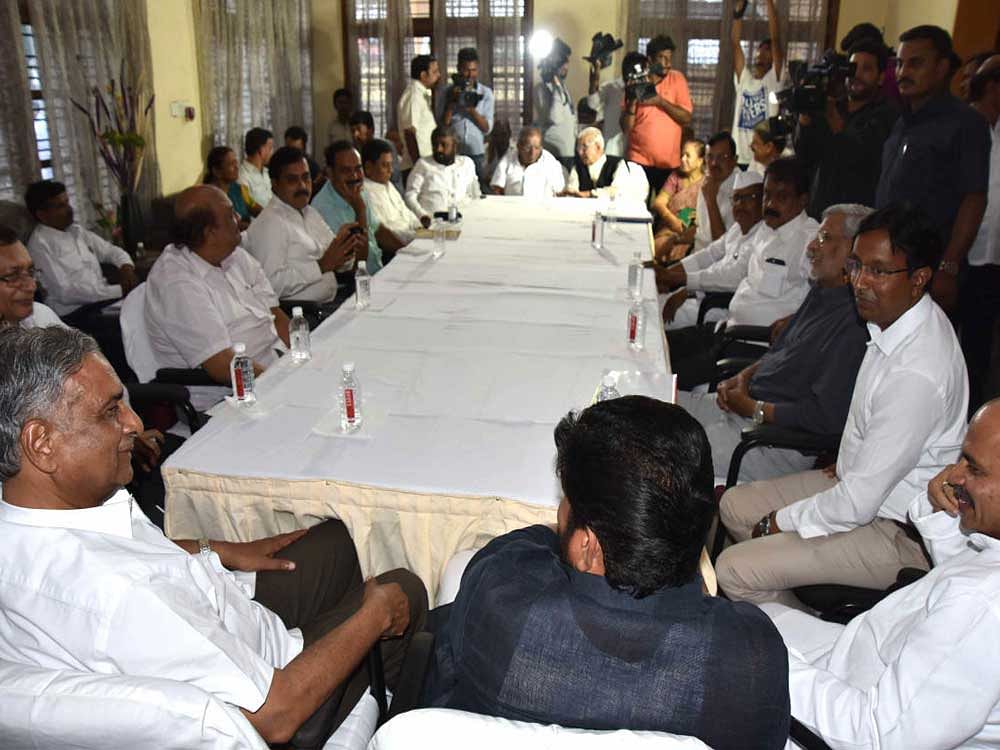 Lingayat & Veerashaiva meeting at Minister Sharan Prakash Patil house. DH Photo