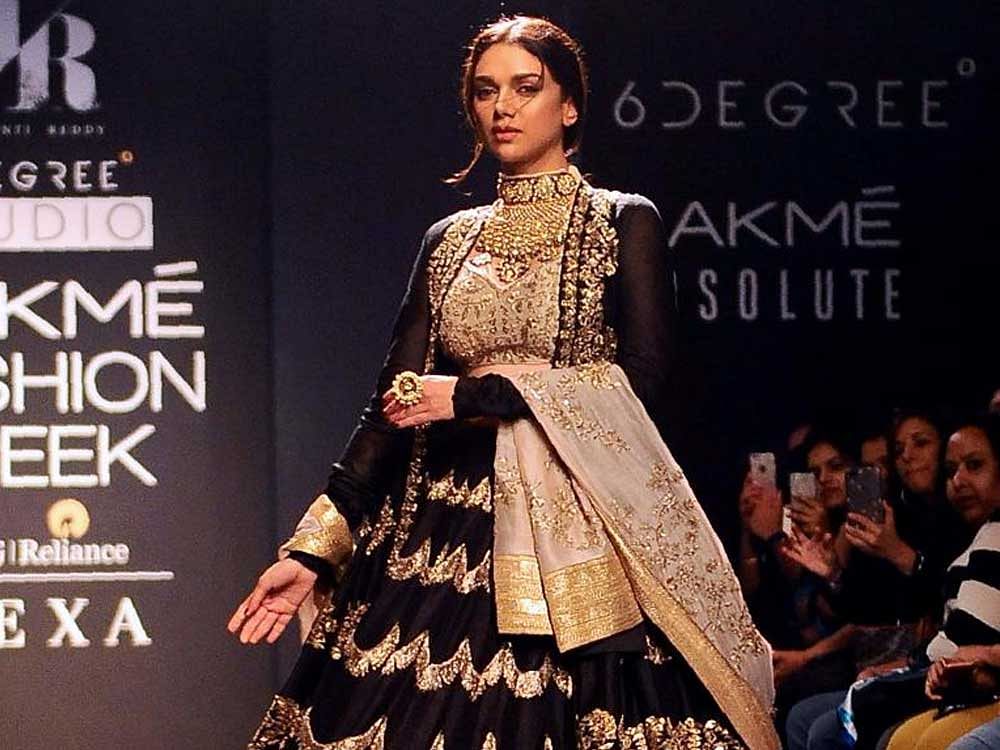 Indian Bollywood actress Aditi Rao Hydari showcases a creation by designer Jayanti Reddy at the Lakme Fashion Week (LFW) Winter/Festive 2017 in Mumbai on August 20, 2017. Lakme Fashion Week is taking place in Mumbai from August 16-20. / AFP PHOTO / Sujit Jaiswal