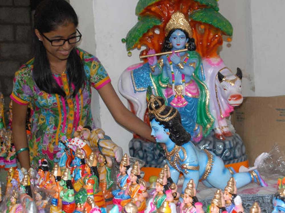 People buy navarathri idols on the eve of Dasara at Basavanagudi in Bengaluru on Tuesday.