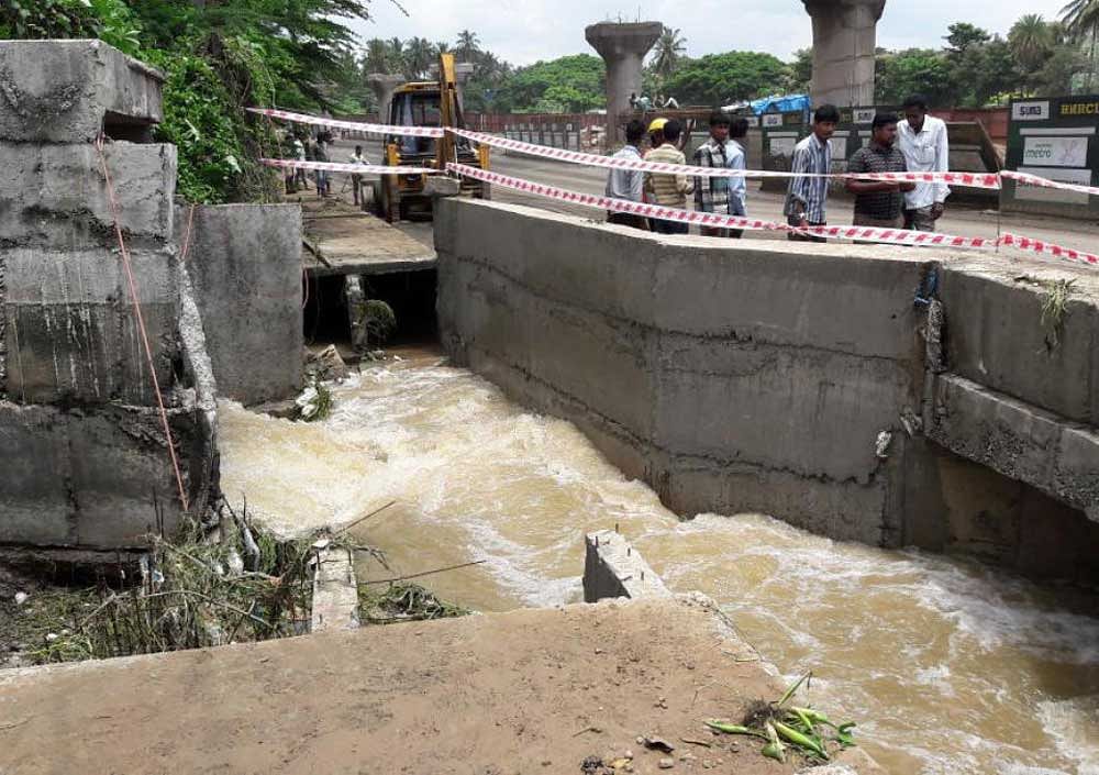BBMP has created a temporary pathway at Vrishabhavathi valley on Mysuru Road to enable flow of water overflowing from the Dubasipalya lake. DH Photo