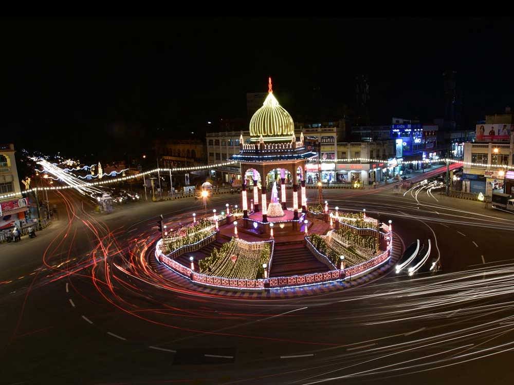 An illuminated KR Circle in Mysuru on the eve of Dasara inauguration, on Wednesday. DH PHOTO
