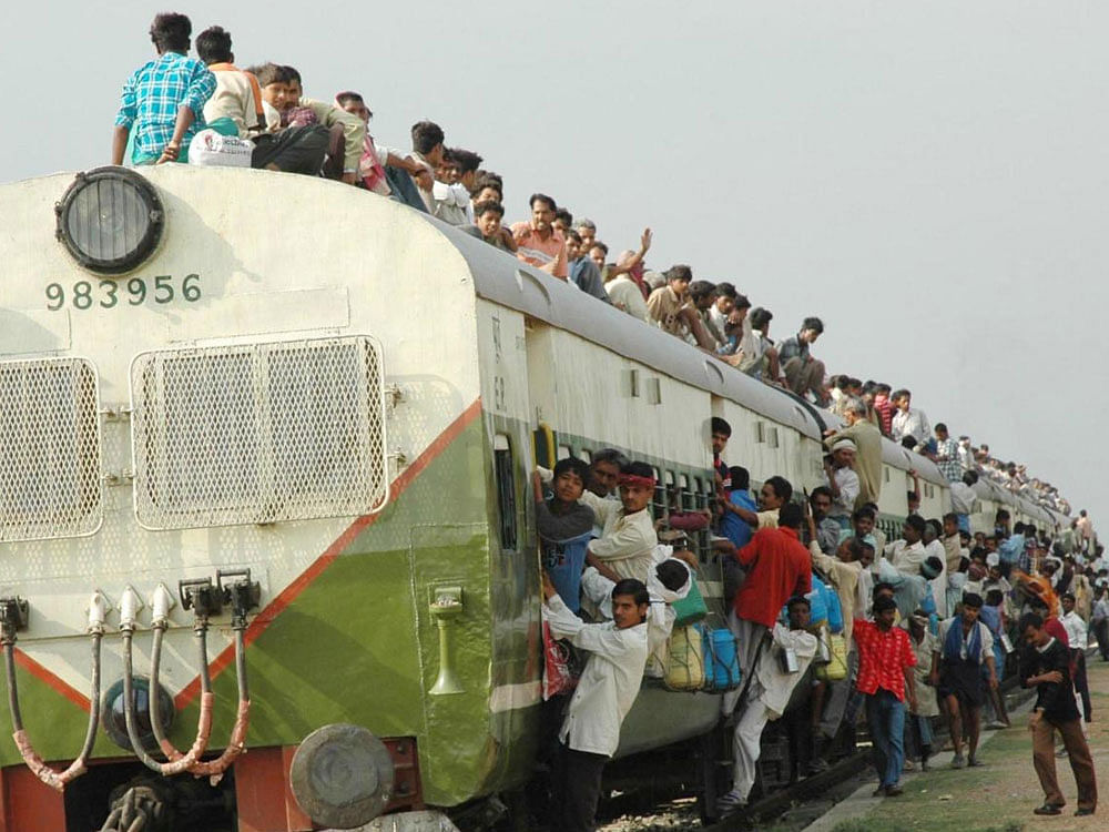 An overcrowded passenger train running in Bihar between Fatuha and Eknagar Sarai stations on Wednesday during the ongoing panchayat polls. UNI PHOTO