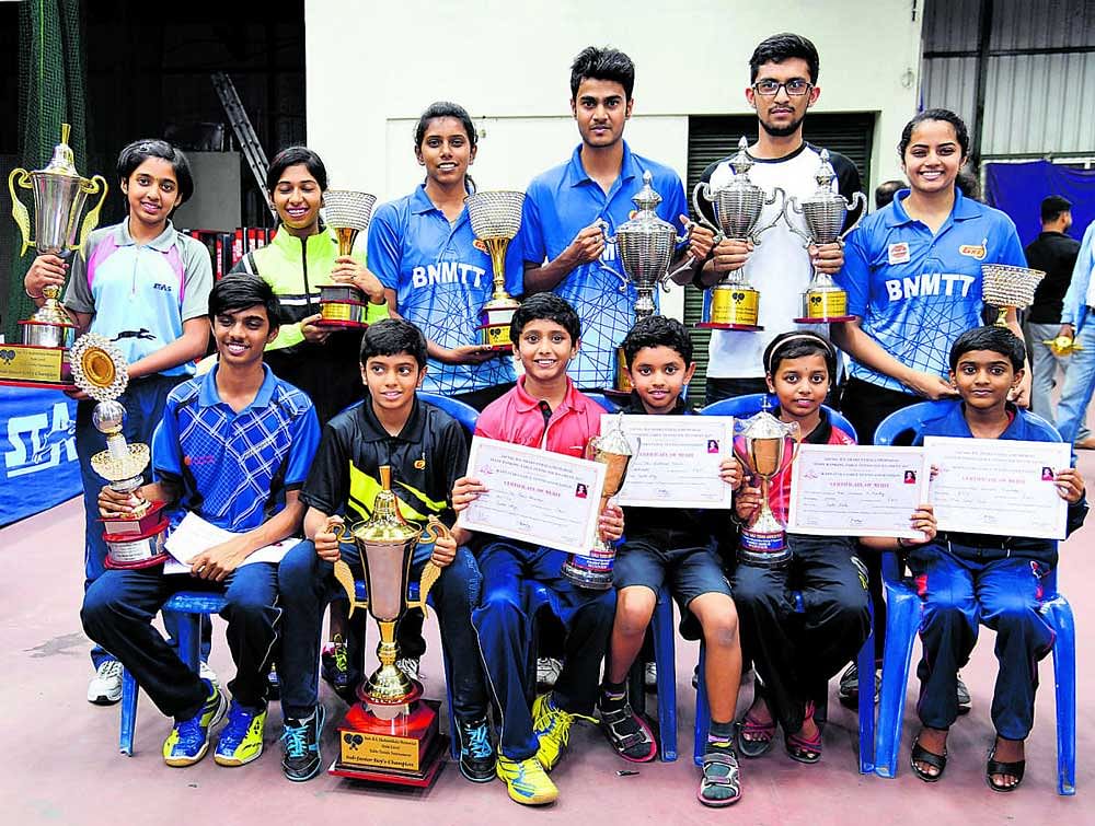 Champions: Winners at the RS Shakuntala Memorial 2nd State-ranking table tennis tournament (Standing from left): Yashaswini Ghopade (Sub-junior girls), Samyuktha (Youth girls), Spoorthy MV (Women), Shreyal T (Men), Rohan Jamadagni (Junior and Youth boys), Kushi V (Junior girls). Sitting: Samarth Kurdikeri (Non-medallist), Aakash KJ (Sub-junior boys), Rohit Shankar (Cadet boys), Siddhant Vasan (Mini-cadet boys), Sahana H Murthy (Cadet girls), Saanvi Mandekar (Mini-cadet girls). DH photo.