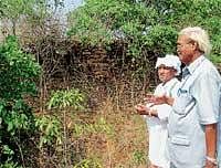 Archaeologist H R Gundurao visiting the Adka Fort near Bandyodu in Kasargod district on Sunday. DH Photo