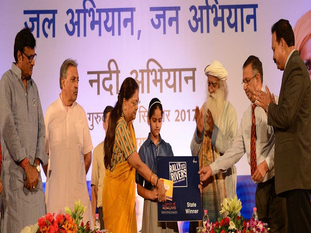 The rally took a pause for a public ceremony scheduled at the Jaipur Exhibition and Convention Centre in Jaipur on Thursday. Both Sadguru and Chief Minister, Vasundhara Raje flagged it off. DH photo