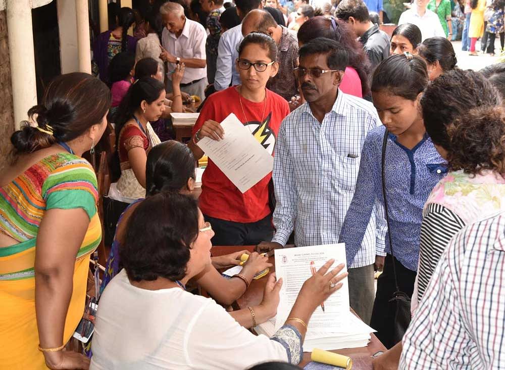 A total of 6,38,306 students have taken admission this year in government, private, aided, bifurcated and corporation colleges. Last year, this number was at 6,12,442. DH Photo.