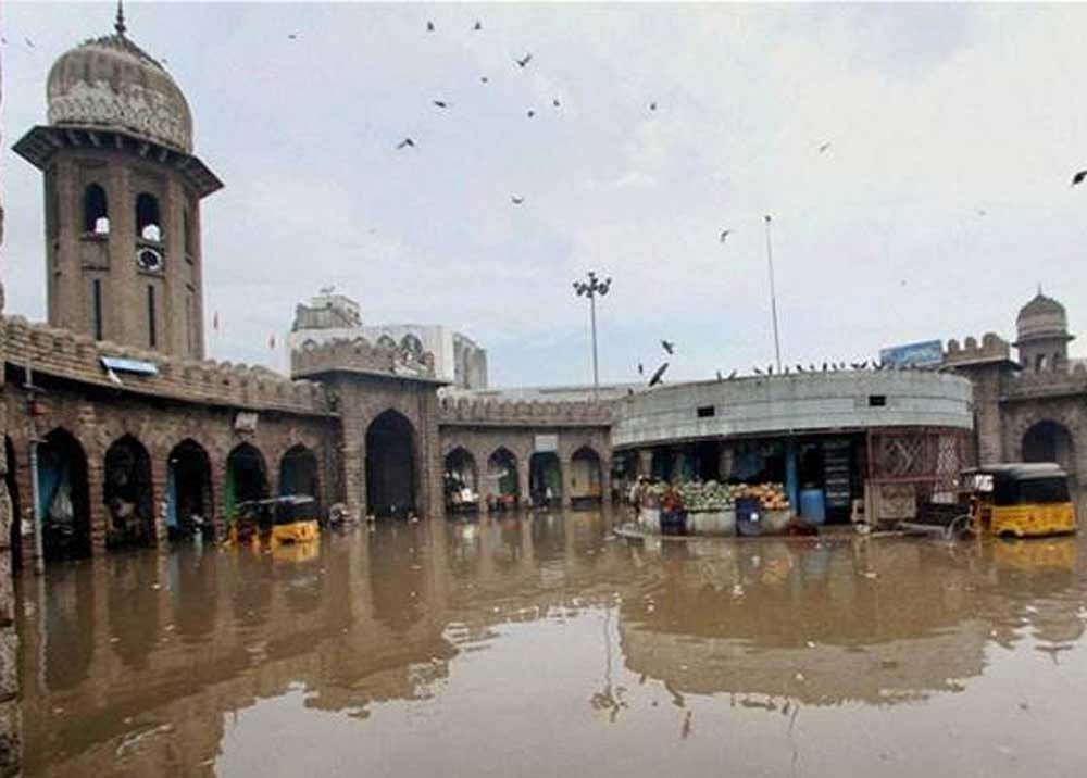 Inundated Moazzam Jahi Market. DH Photo