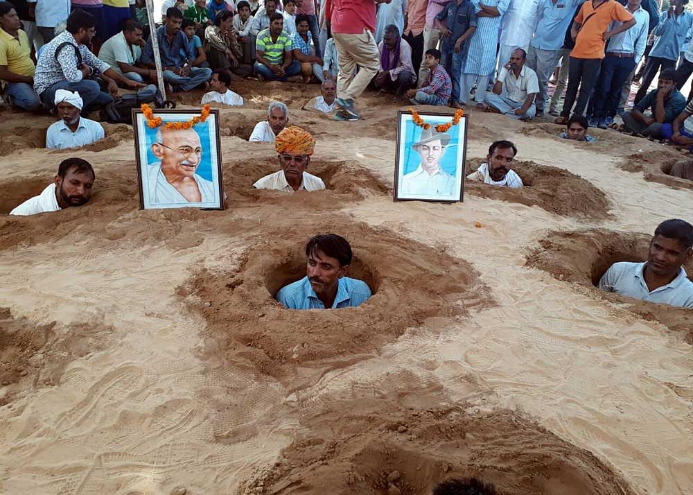 'Zameen Samadhi' (burial satyagraha) launched on October 2, Mahatma Gandhi's birth anniversary. DH photo