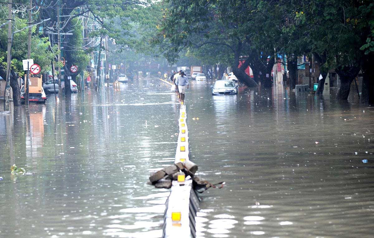 Rain water over flooded on Koramangala 80 feet road of 4th block due to heavy rain in Bengaluru on Thursday. DH photo
