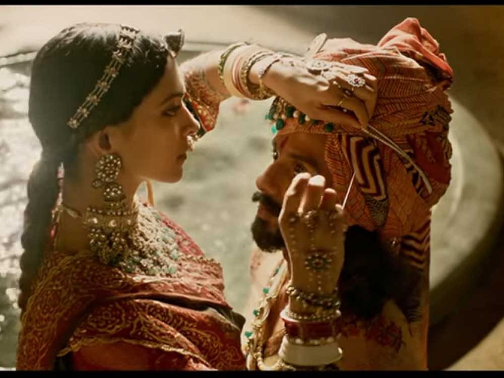 With the sizzling romance of Deepika and Shahid, a glimpse of fierce battle sequence between Ratan Singh and Khilji is also seen in the trailer. Screen Grab