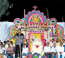 Republic Party of India president and former MLA S Rajendran speaking at the meeting organised at Robertsonpet in KGF on Wednesday night. DH Photo