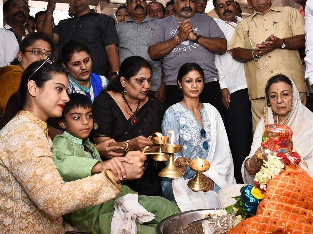 She was accompanied by her mother Tanuja, younger sister Tanisha Mukherjee and son Yug. She offered abhisheka to the idol of Gurunatharudha and Siddarudha.  DH
