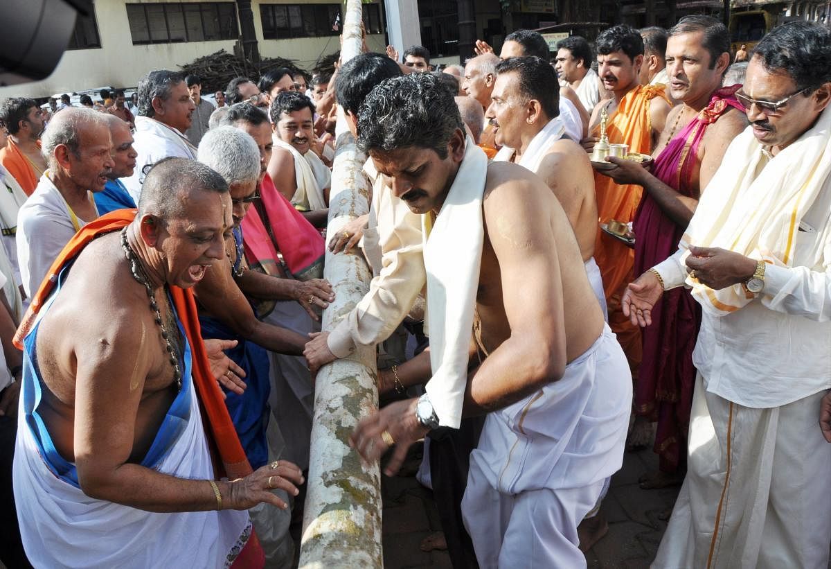 Devotees and priests perform 'Chappara Muhurtha' at Sri Krishna temple premises in Udupi on Thursday.