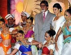 Bollywood actor and International Indian Film Academy (IIFA) brand ambassador Amitabh Bachchan poses with traditional Sri Lankan dancers at a press conference in Colombo on April 20, 2010.AFP