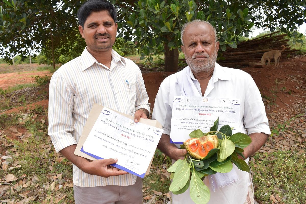S S Paramesh and S K Siddappa with Siddu jackfruit and thecertificates given to them.