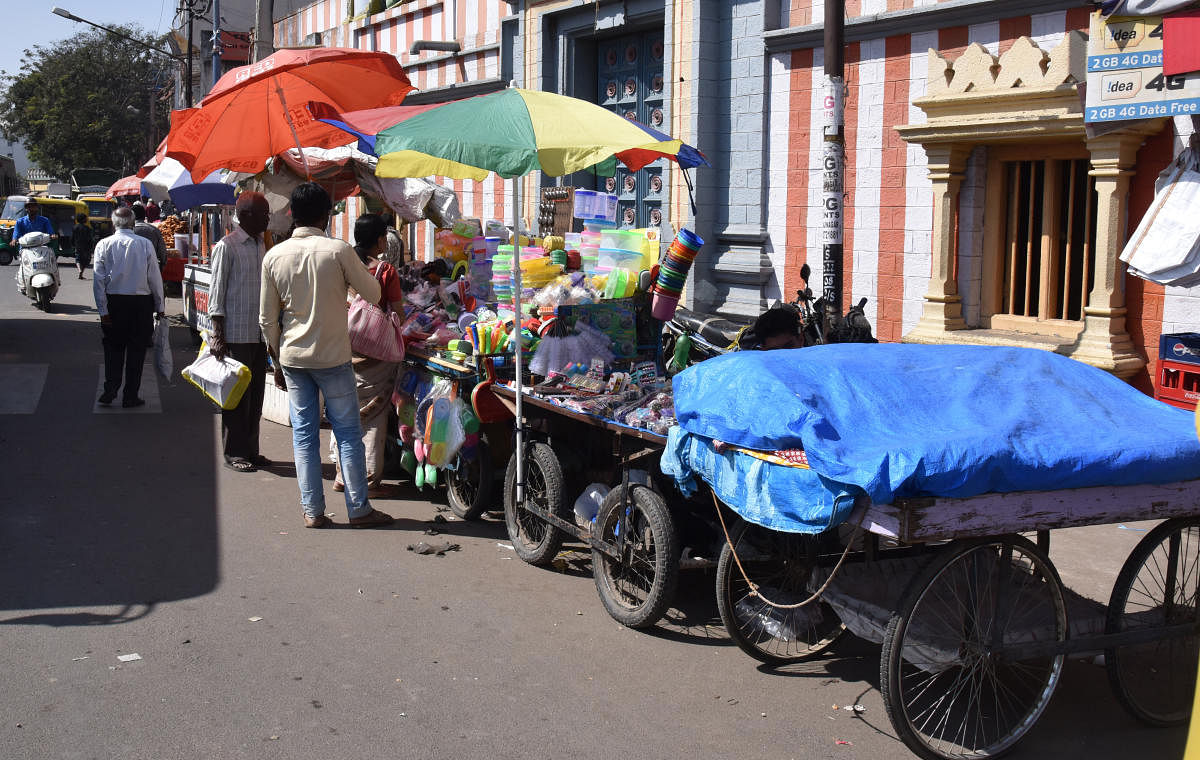 Pushcarts near Shivajinagar bus stand. DH Photo by S K Dinesh