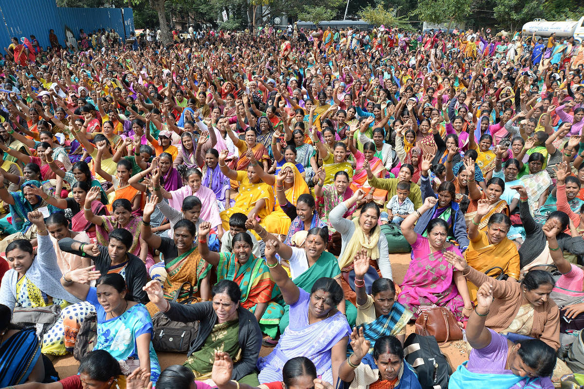 Anganawadi workers from across the state stage a demonstartion at Freedom Park in Bengaluru on Tuesday, to protest the manner in which the state government is implementing the Mathru Poorna scheme. DH Photo.