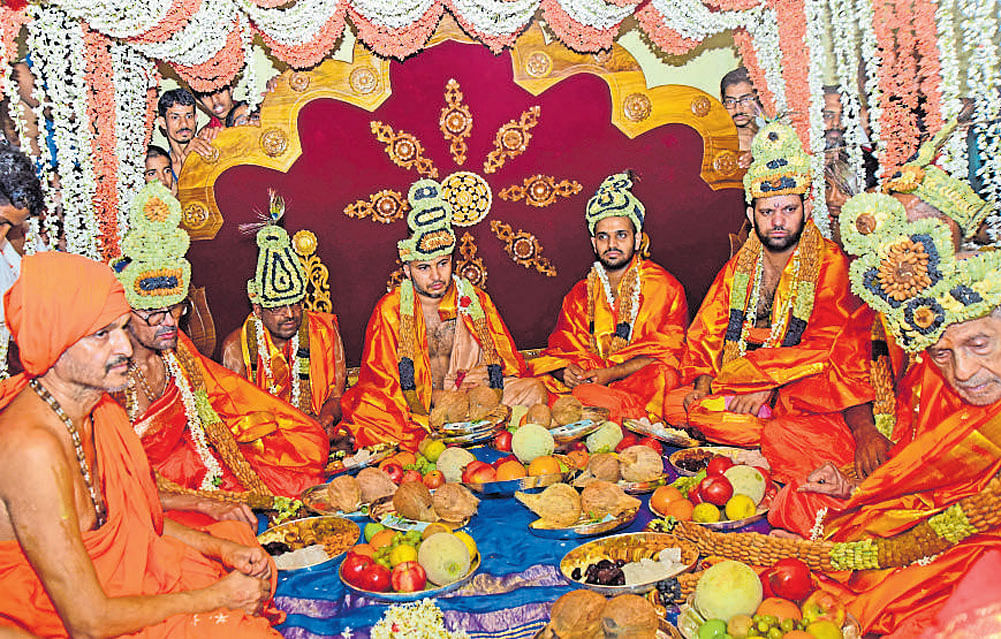 Palimaru mutt seer Sri Vidyadheesha Theertha Swami (extreme left) felicitates Ashta Mutt seers during the Paryaya celebrations in Udupi on Thursday. DH PHOTO
