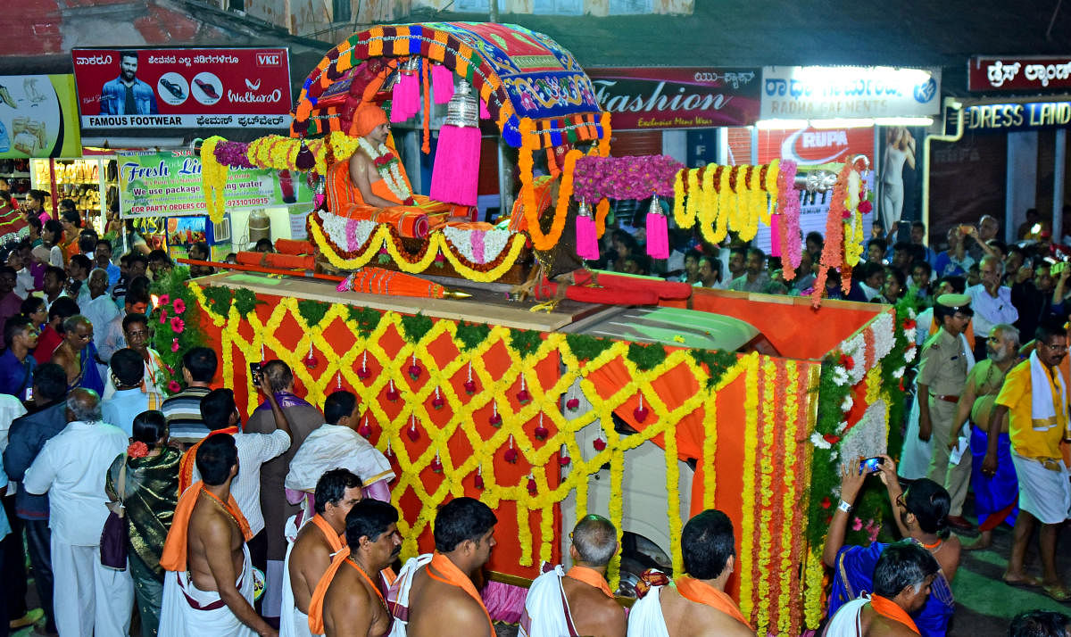 Palimaru Mutt seer Sri Vidhyadheesha Theertha Swami being taken in a palanquin as a part of the Paryaya celebrations in Udupi on Thursday. DH photos / Govindraj Javali