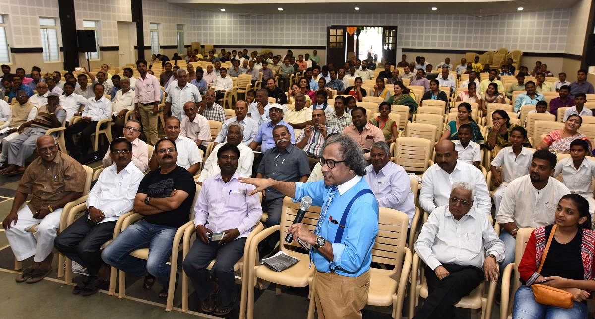 Dr G B Sattur makes a point during the DH-PV 'Janaspandana' programme held at R N Shetty Kalyan Mantap in Hubballi on Saturday.