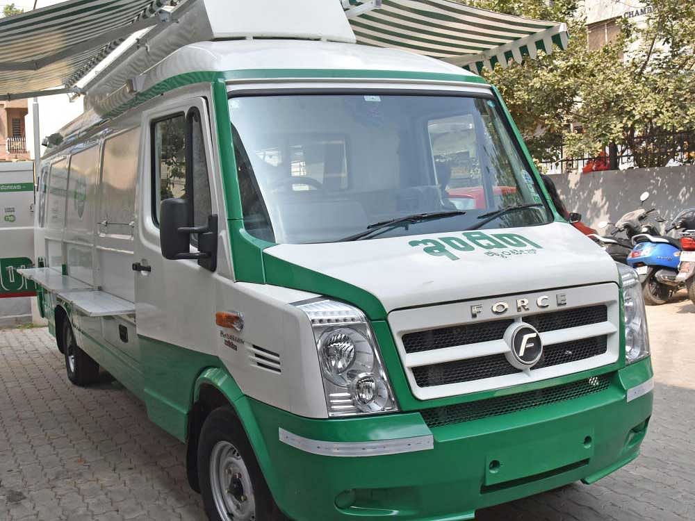 Chief Minister Siddaramaiah launched 20 mobile Indira Canteens. DH Photo for Representation