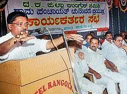 Motivating: Legislative Council Opposition former leader V S Ugrappa addressing party workers at B C Road near Mangalore on Thursday.  DH Photo