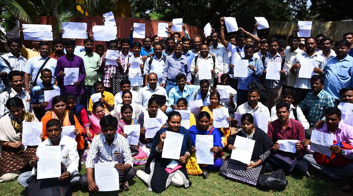 Banks, Gramin Banks, LIC Temporary Employees Joint Action Committee members stage protest in Hubballi on Tuesday.