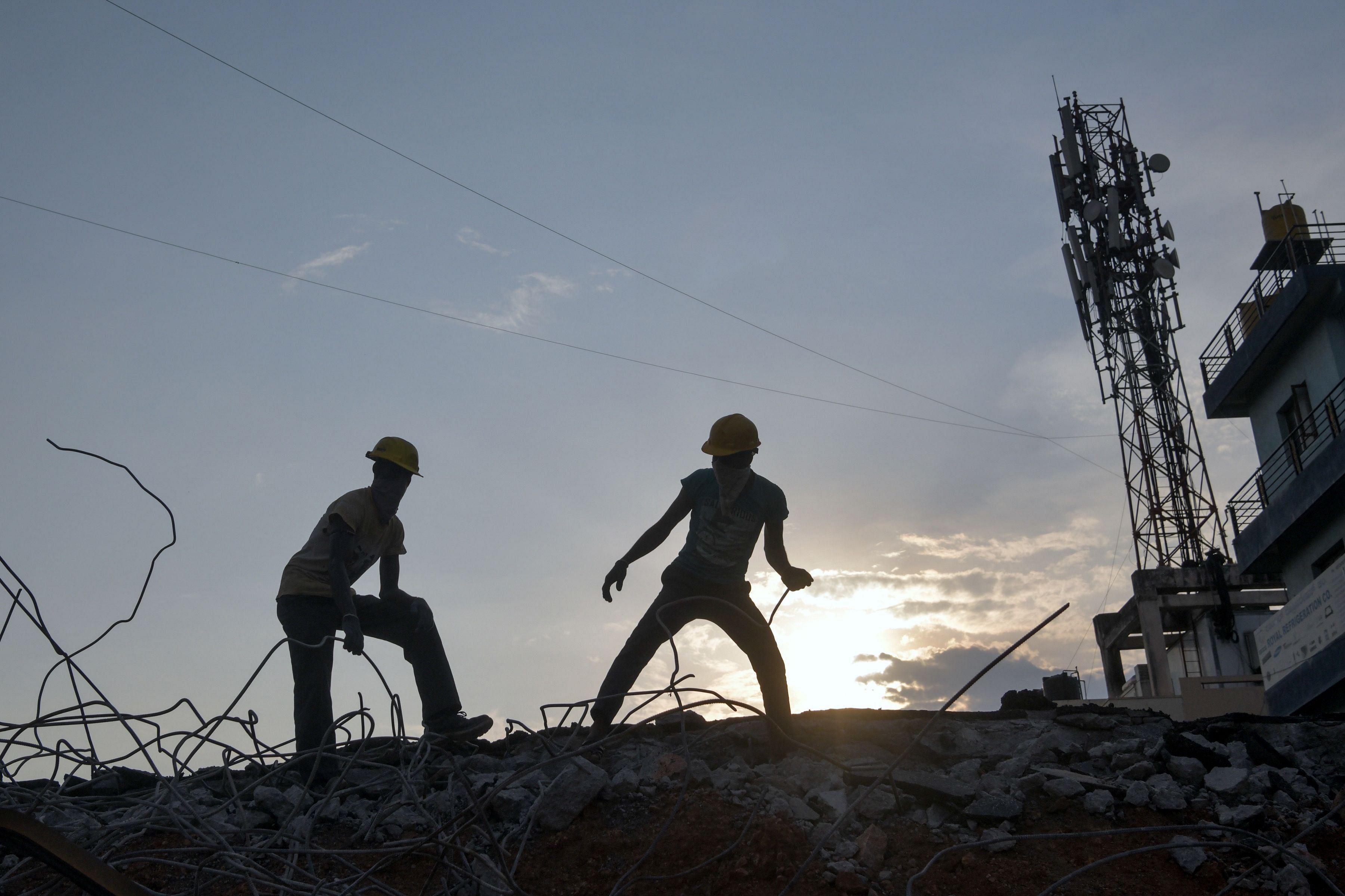 Apart from the organised sectors, the pandemic has caused widespread misery for lakhs of migrant and gig workers – who have no permanent job or income – across the country. (Credit: AFP Photo)