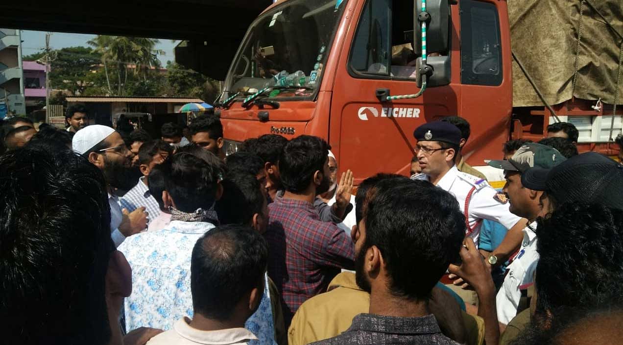 Traffic on National Highway 66 was blocked for more than half an hour when the citizens staged a protest after a lorry fell on a youth, seriously injuring him, at Thokkottu Junction, on the outskirts of Mangaluru, on Tuesday. DH photo