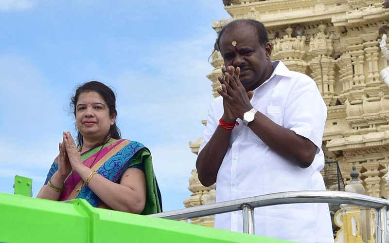 With Chandrashekar's departure from the contest, Anitha, wife of Chief Minister H D Kumaraswamy, is facing the elections alongside five other independent candidates. (DH File Photo)