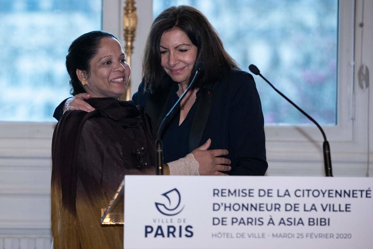 Asia Bibi (L) is awarded the honorary citizenship of Paris, by Mayor of Paris Anne Hidalgo, at the cityhall, on February 25, 2020. (AFP Photo)