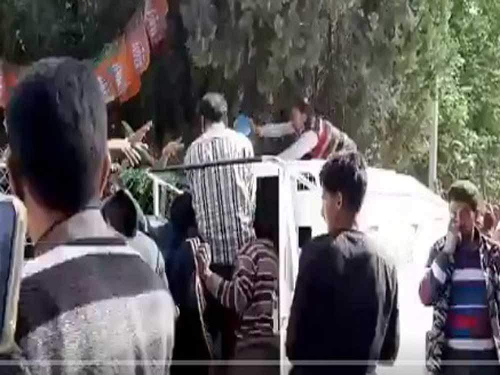 Images and videos of the rally showed the workers swarming a police vehicle (JK02BA 4558) to receive food packets. (Video grab)