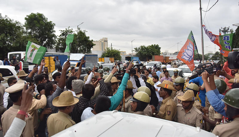 BJP, Congress and JD(S) workers clash in front of Nitesh Apartments on Race course road. (DH Photo)