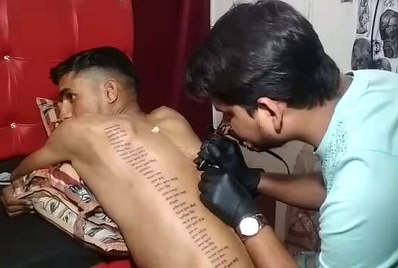 Bikaner youth Gopal Saharan paid tribute to martyrs by printing names of martyrs on his back.