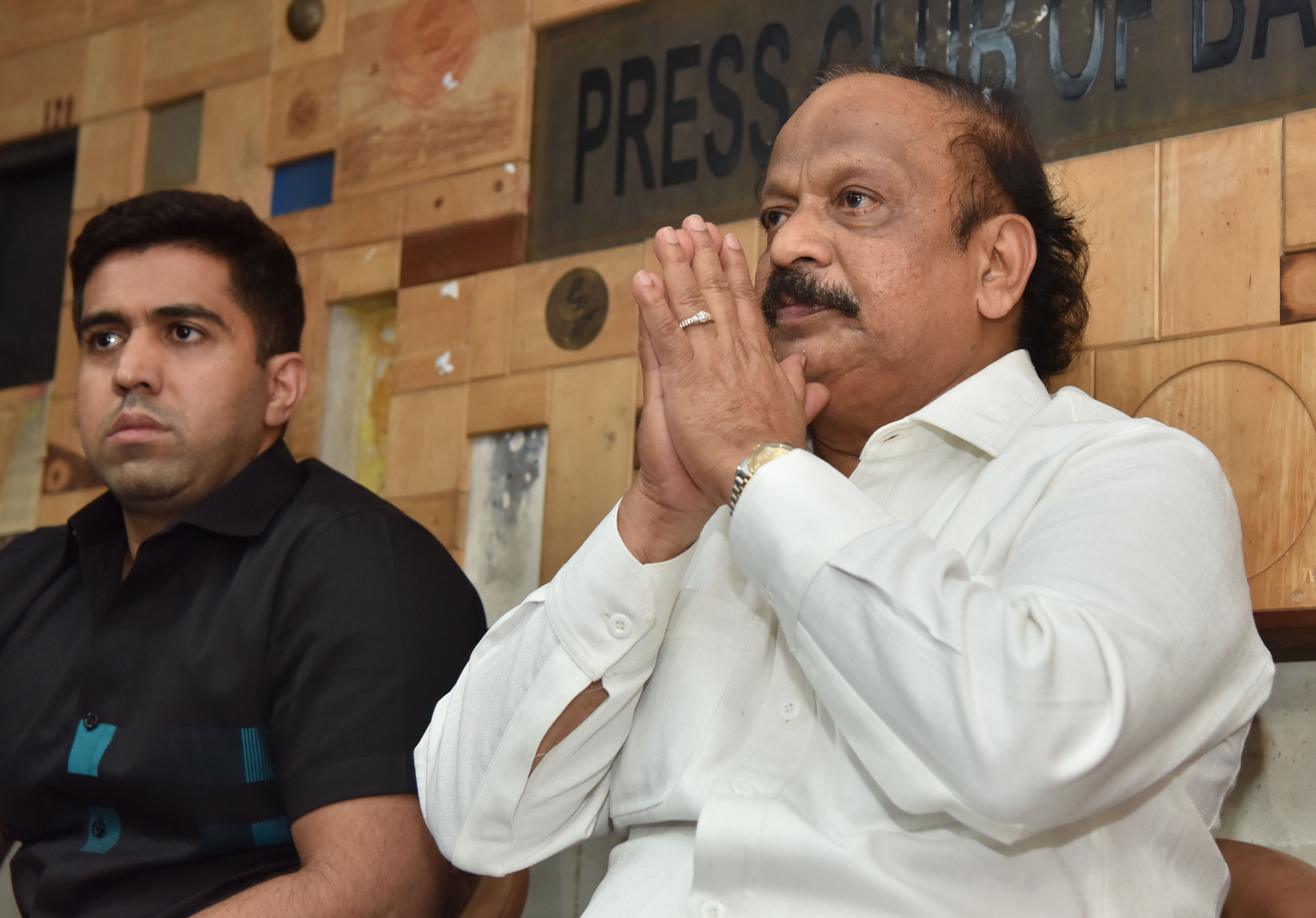 Former Minister Roshan Baig addressing at the press conference at Press Club of Bangalore. (DH Photo)