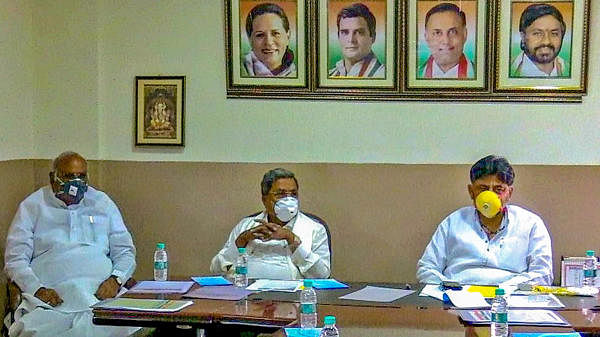 State Pradesh Congress Committee president DK Shivakumar (R) chairs a meeting with senior party leaders Siddaramaiah (C) and Mallikarjun Kharge (L) at KPCC office, in Bengaluru on March 26, 2020. (PTI Photo)