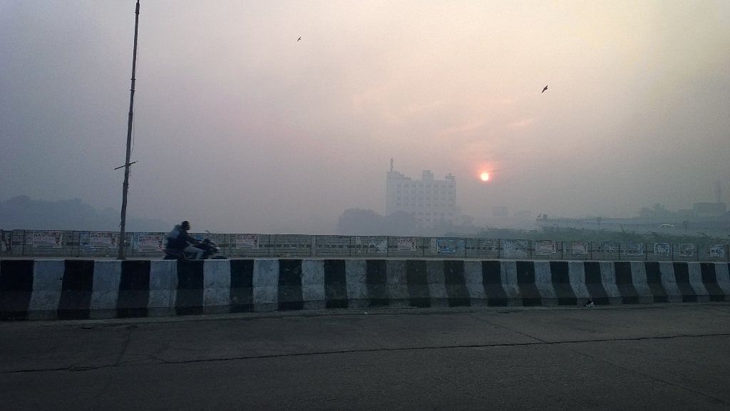 As residents burnt old clothes and articles outside their houses, the city’s air quality index (AQI) increased to a record high of more than 700, which is considered hazardous. (Photo: Twitter/@sudhamshu)
